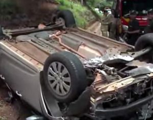 Carro cai de viaduto de 10m de altura em Londrina e condutora sai ilesa
