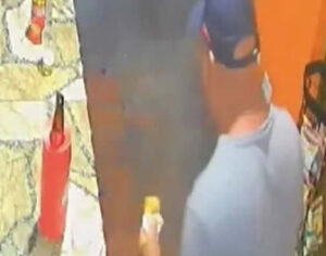 Vídeo: coxinha explode no rosto de cliente em bar no Paraná