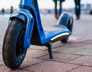 Mulher fica ferida após cair de patinete elétrico no Centro de Londrina