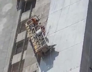 Trabalhadores ficam pendurados em andaime de prédio em Londrina