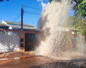 Vídeo: tubulação de água estoura em obra da Sanepar em Londrina