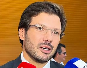 Tiago Amaral apresenta projeto de aumento salarial para vice e secretários