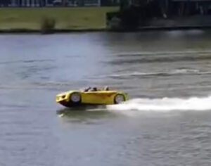 ‘Carro lancha’ é flagrado navegando pelo Lago Igapó; assista ao vídeo