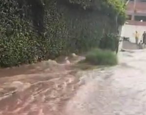 Chuva causa alagamentos em algumas regiões de Londrina; veja vídeo