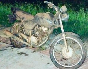 Homem puxa corda e “pesca” motocicleta no Lago Igapó em Londrina