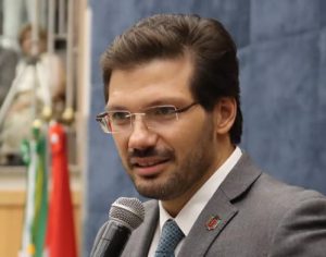 Tiago Amaral toma posse e assume mandato como prefeito de Londrina