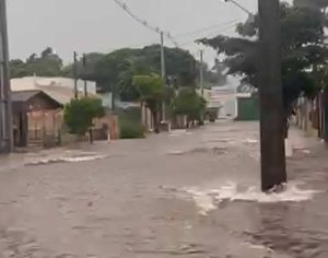 Chuva forte causa alagamentos em bairros de Londrina; veja vídeos