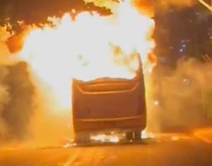 Dois ônibus foram incendiados durante noite de protestos em Londrina