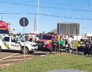 Jovem na garupa de moto morre ao ser atingido por ônibus em Londrina