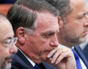 Bolsonaro e mais sete denunciados viram réus por tentativa de golpe