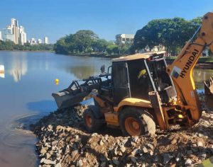 Prefeitura deve finalizar ensecadeira no Igapó 2 para conter vazamento