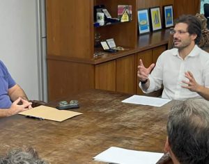 Tiago Amaral sanciona lei que recompõe inflação salarial dos servidores