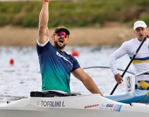 Igor Tofalini de Londrina é campeão da Copa do Mundo de Paracanoagem