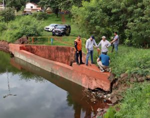 Equipe da Prefeitura faz vistoria em barragem na nascente do Lago Cabrinha