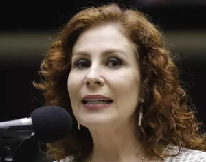 Carla Zambelli é localizada e presa pela polícia na Itália