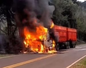 Incêndio atinge carreta e motorista consegue escapar em Londrina