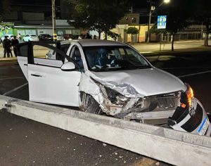 Motorista perde o controle e derruba postes na Leste-Oeste em Londrina