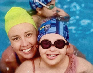 Menina de 11 anos frequenta projeto de natação há oito anos