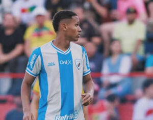 José Breno celebra classificação antecipada do Londrina na Série C