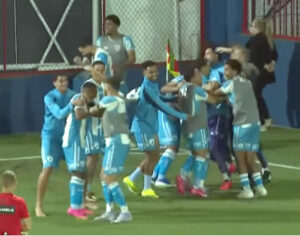 Londrina vira no fim do jogo, vence o Brusque e garante classificação