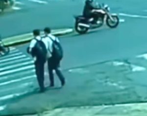 Meninos são atropelados por moto na Zona Norte de Londrina; vídeo