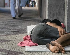 Câmara de Londrina aprova projeto que proíbe pessoas de dormir na rua