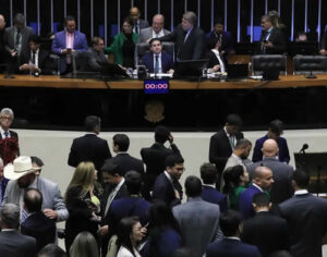 Câmara aprova PEC que dificulta investigação contra deputados