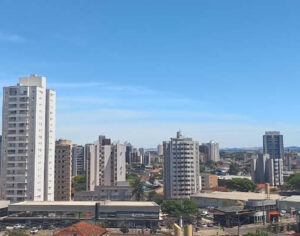 Após semanas de calor e fumaça, chuva refresca e limpa o ar em Londrina