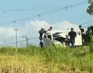 Homem com carro furtado morre em confronto com policiais em Londrina