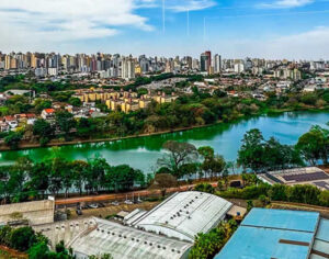 Lago Igapó em Londrina fica verde por possível excesso de algas