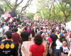 Protesto reúne contrários à PEC da Blindagem e ao PL da Anistia em Londrina