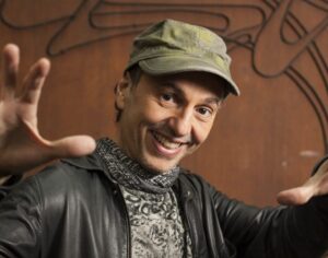 Zeca Baleiro tem show gratuito em Londrina neste domingo no Sesc Cadeião