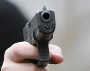 Confusão entre vizinha em surto e morador com arma mobiliza PM em Londrina