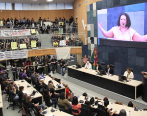 Entidades lotam a Câmara contra corte de R$ 17 milhões na assistência
