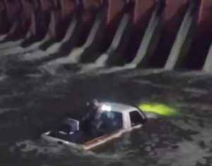Veículo tem pane nos freios e cai na barragem do Lago Igapó em Londrina