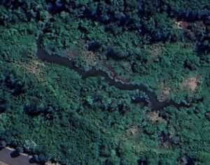 Sema flagra esgoto clandestino despejado em córrego na Zona Leste