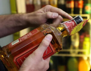 Procon lança força-tarefa para impedir bebidas com metanol em Londrina