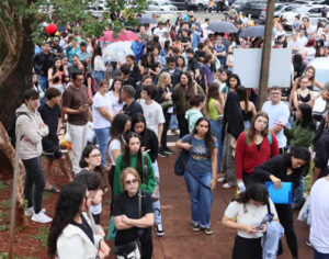 Quase 10 mil inscritos participam do segundo dia do vestibular da UEL