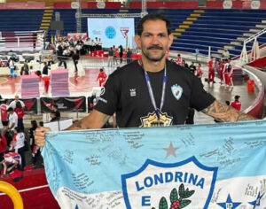 Londrinense conquista tricampeonato sul-americano de Kickboxing
