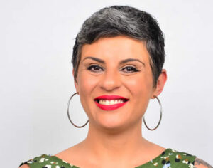 Eve Mayer, humorista londrinense, volta à cidade com show solo inédito