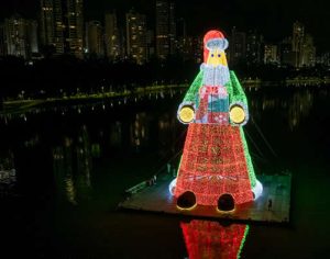 Londrina inaugura Papai Noel gigante no Lago Igapó; confira imagens