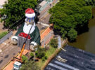 Papai Noel gigante do Lago Igapó começa a tomar forma; veja imagens