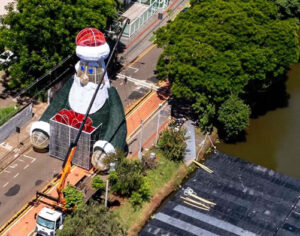 Papai Noel gigante do Lago Igapó começa a tomar forma; veja imagens