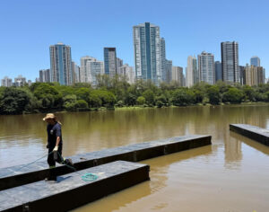 Estrutura do maior Papai Noel do mundo começa a ser montada no Igapó