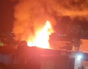 Incêndio de grandes proporções destrói casa na área central de Londrina