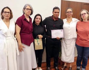 UEL entrega diploma póstumo à família de Júlia Garbossi vítima de feminicídio