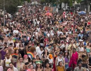 Parada LGBTQIA+ leva multidão às ruas de Londrina em defesa do respeito