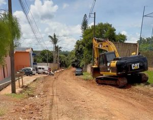 Rua do Lindóia começa a ser pavimentada após quase 40 anos de espera