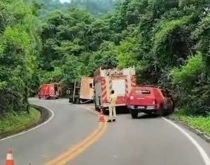 Caminhão tomba e motorista morre soterrado por carga em Londrina