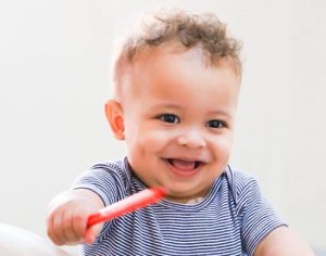 Bebê com doença rara deixa o HU de Londrina após dez meses internado